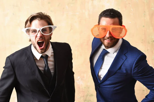 Kantoor leven concept. knappe bebaarde zakenlieden met grappige bril — Stockfoto
