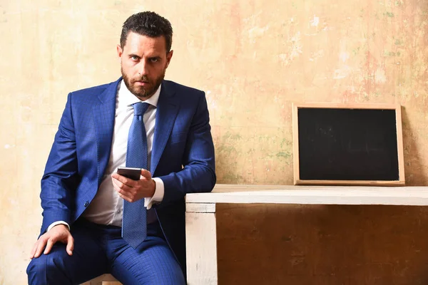 Hombre de negocios con smartphone y pizarra en la oficina de negocios — Foto de Stock