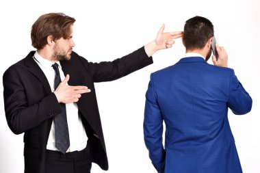 Suç işlemek, komplo kurmak, silahlı bir adamın meşgul bir işadamını vurması