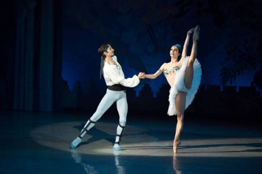 bale dansçıları Aleksandr Stoyanov ve Katerina Kukhar bale sırasında Corsar