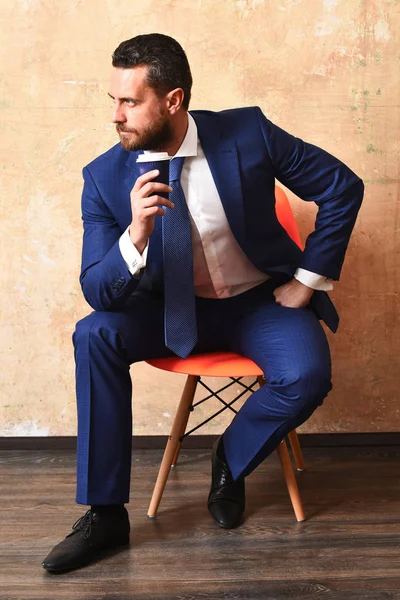 Jonge man of kantoormedewerker drinken koffie uit beker — Stockfoto