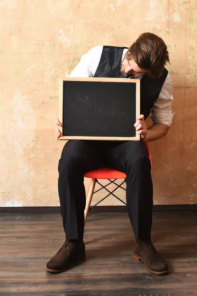 スーツを着た教師やビジネスマンの手による黒板 — ストック写真