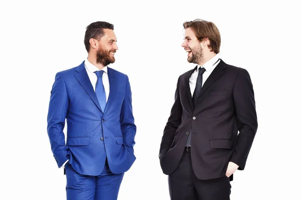 Ευτυχισμένοι άντρες, επιχειρηματίες με γενειάδα, χαμογελαστοί με στολή. — Φωτογραφία Αρχείου