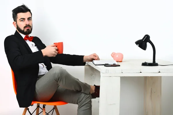 Homme barbu, hipster caucasien avec moustache à table blanche en bois — Photo