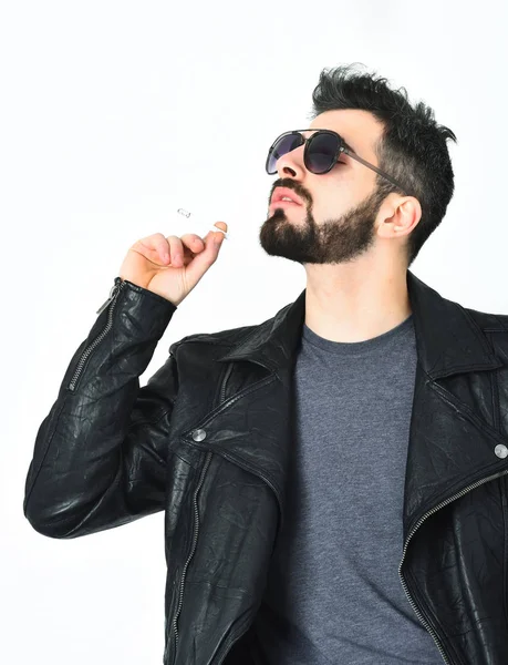 Homem barbudo, hipster caucasiano com bigode fumando cigarro — Fotografia de Stock