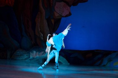 bale dansçıları Aleksandr Stoyanov ve Katerina Kukhar bale sırasında Corsar