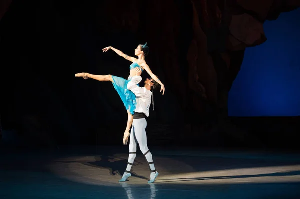 Bailarines de ballet Aleksandr Stoyanov y Katerina Kukhar bailando durante el ballet Corsar — Foto de Stock