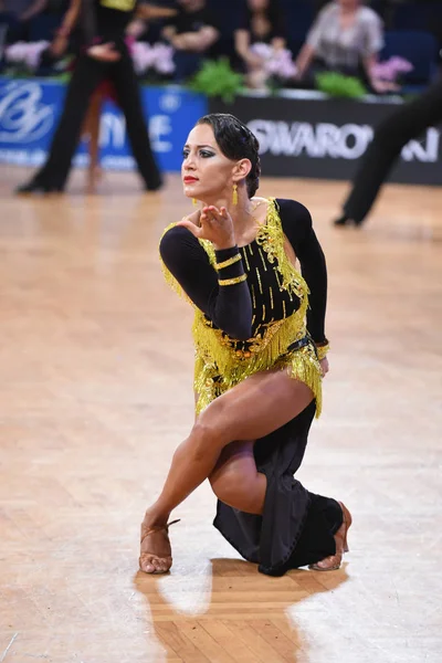 Lateinamerikanische Tänzerin in einer Tanzpose — Stockfoto
