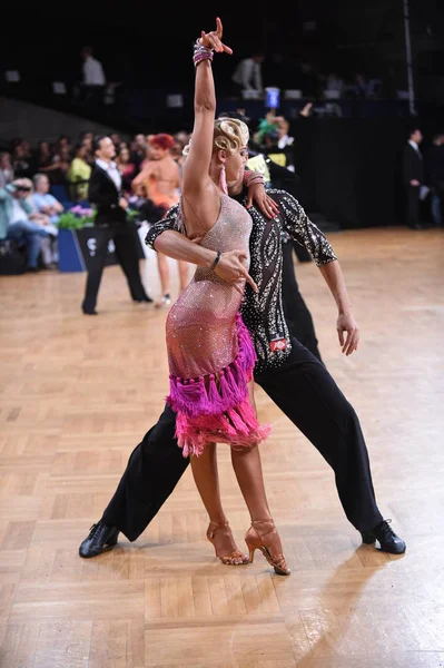 Baile pareja latina en una pose de baile — Foto de Stock