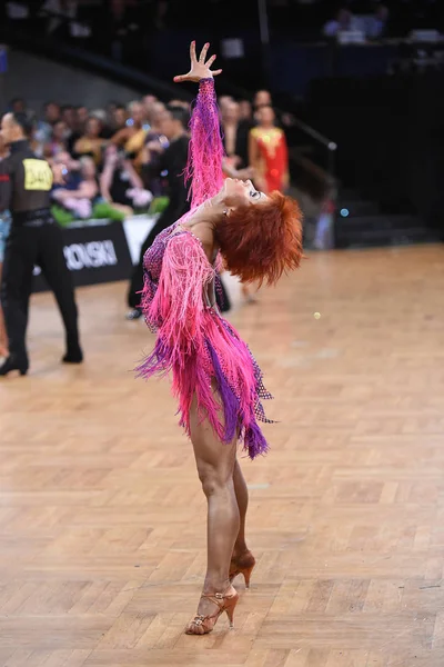 Λατινική γυναίκα χορεύτρια σε μια στάση του χορού — Φωτογραφία Αρχείου