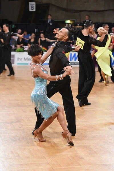 Dança casal latino em uma pose de dança — Fotografia de Stock