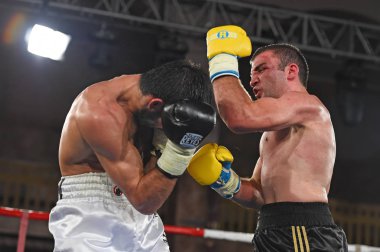 boksörler sıralaması için kavga sırasında halka