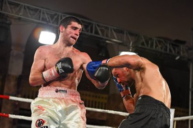 boksörler sıralaması için kavga sırasında halka