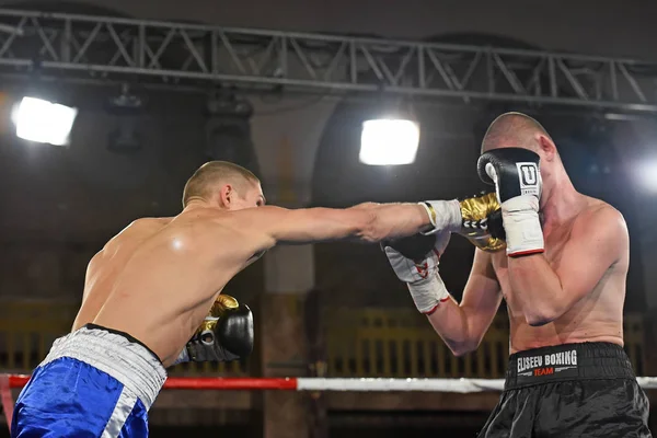 Boxers no ringue durante a luta por pontos de classificação — Fotografia de Stock