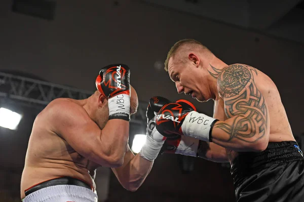 Boxers no ringue durante a luta por pontos de classificação — Fotografia de Stock