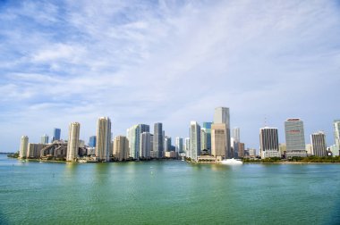 Miami gökdelenler mavi bulutlu gökyüzü, tekne yelken, havadan görünümü