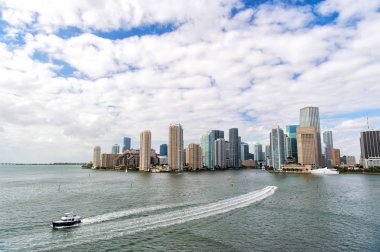 Miami gökdelenler mavi bulutlu gökyüzü, tekne yelken, havadan görünümü