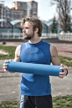 kas vücut, sakal yoga ya da fitness mat tutan adamla