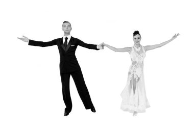 Dans eden balo çifti beyaz sahilde yalnız poz veriyor.