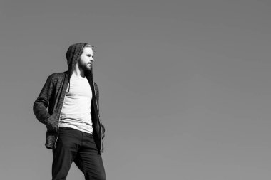 Spor giyim tarzında sakallı yakışıklı bir adam.