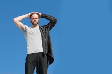 Spor giyim tarzında sakallı yakışıklı bir adam.