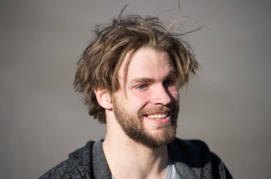 mutlu gülümseyen yakışıklı adam veya sakallı adam