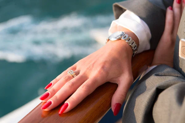 Elegantes manos femeninas con manicura roja — Foto de Stock