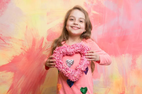 Menina no sorriso criança feliz com coração rosa — Fotografia de Stock