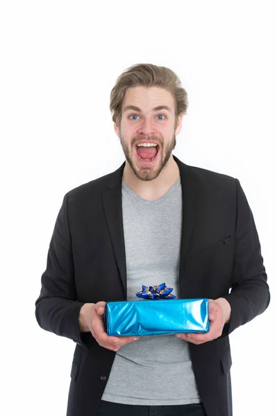 Guapo feliz empresario sosteniendo azul caja de regalo — Foto de Stock