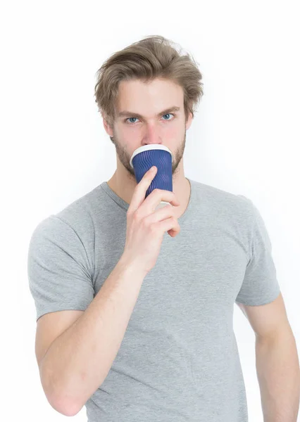 Jovem homem bonito beber de tomar café ou chá xícara — Fotografia de Stock