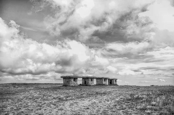 Küçük taşlı boş ev çim ve bulutlu gökyüzü — Stok fotoğraf
