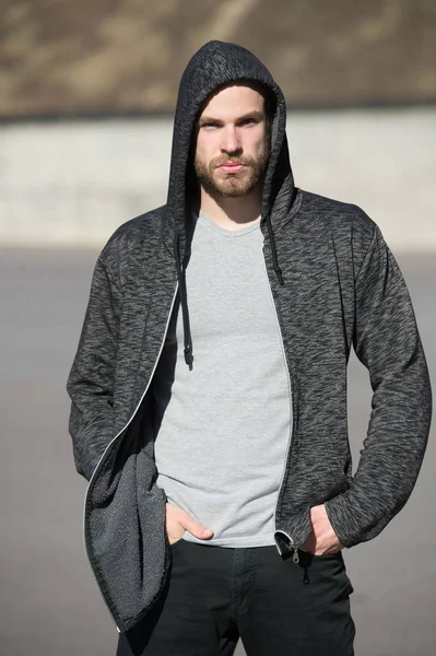 Hombre deporte moda, barbudo chico modelo en negro sudadera con capucha — Foto de Stock