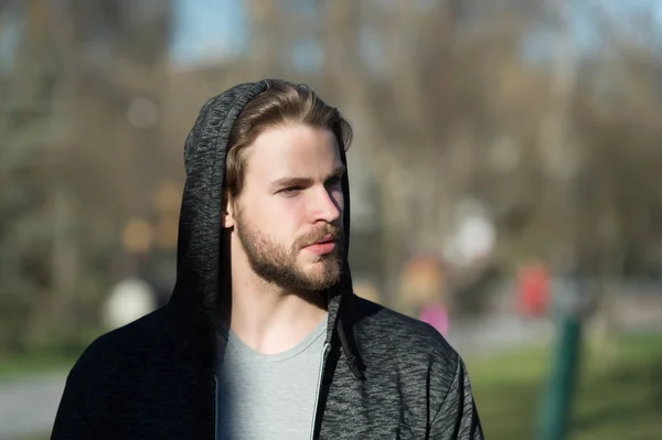 Hombre en campana soleado al aire libre, moda deportiva — Foto de Stock