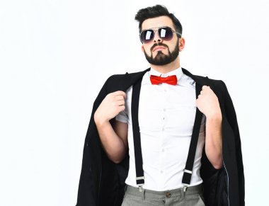 Sakallı, beyaz, bıyıklı, güneş gözlüklü bir hippi.