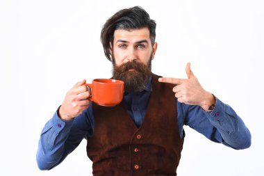 Sakallı adam elinde fincanla kahve, ciddi yüzlü çay.