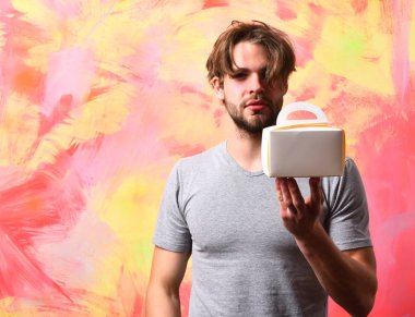 Kafkas sakallı seksi maço adam yemek kutusu tutuyor.