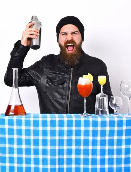 Hipster i kieliszki napojów alkoholowych, koktajli, kieliszków lub shakerów — Zdjęcie stockowe
