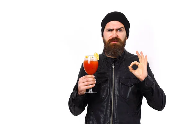 Brutale blanke hipster met alcoholische drank of verse cocktail — Stockfoto