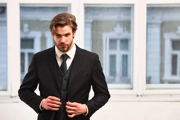 Muž nebo podnikatel s vážnou tváří v černé bundě, kravata — Stock fotografie