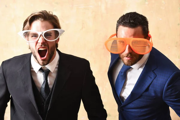 Office relatie concept. knappe bebaarde zakenlieden met grappige bril — Stockfoto