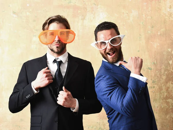 Glückliche und ernste bärtige Männer mit lustigen Sommerbrillen — Stockfoto