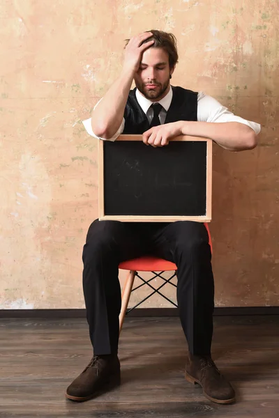 Estudiante o hombre de negocios cansado sosteniendo una pizarra — Foto de Stock