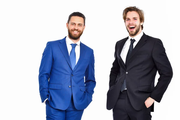 Szczęśliwi mężczyźni, biznesmeni z brodą na uśmiechniętej twarzy w stroju — Zdjęcie stockowe