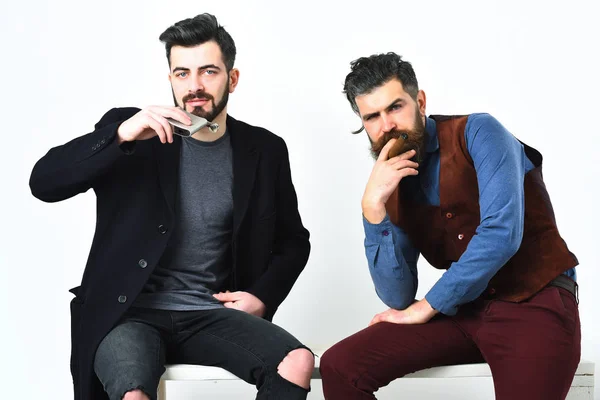 Due uomini barbuti, hipster caucasici eleganti con i baffi — Foto Stock
