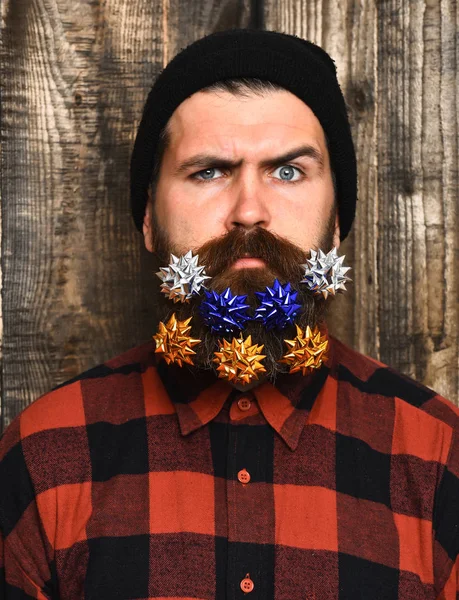 Homem barbudo, brutal caucasiano sério hipster com estrelas de decoração de presente — Fotografia de Stock