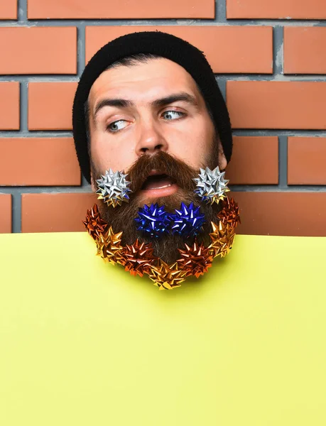 Vousatý muž, brutální běloch překvapený hipster s dárkovými dekoracemi hvězd — Stock fotografie