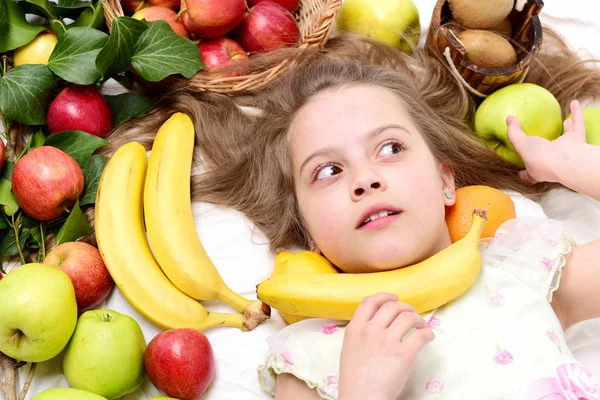 Exotische Früchte oder Sommer Hintergrund mit kleinen Mädchen überrascht — Stockfoto