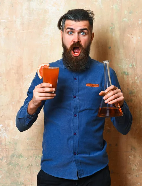 Brutális hipster tartó alkoholos lövés és üveg cső vagy lombik — Stock Fotó