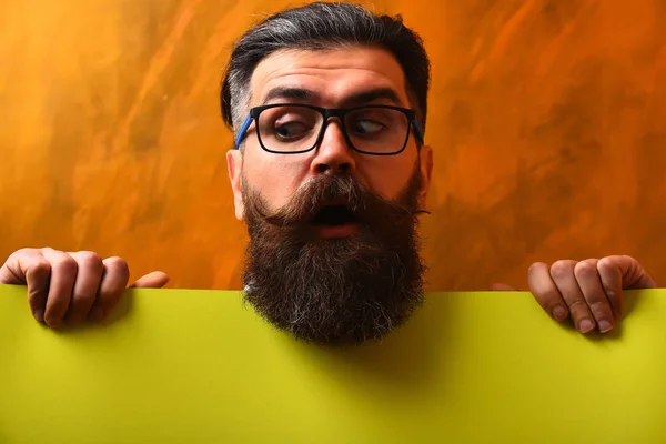 Baard man, brutale blanke hipster met snor in bril — Stockfoto