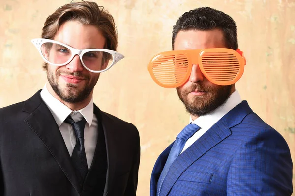 Concept d'équipe d'affaires. beaux hommes d'affaires barbus avec des lunettes drôles — Photo